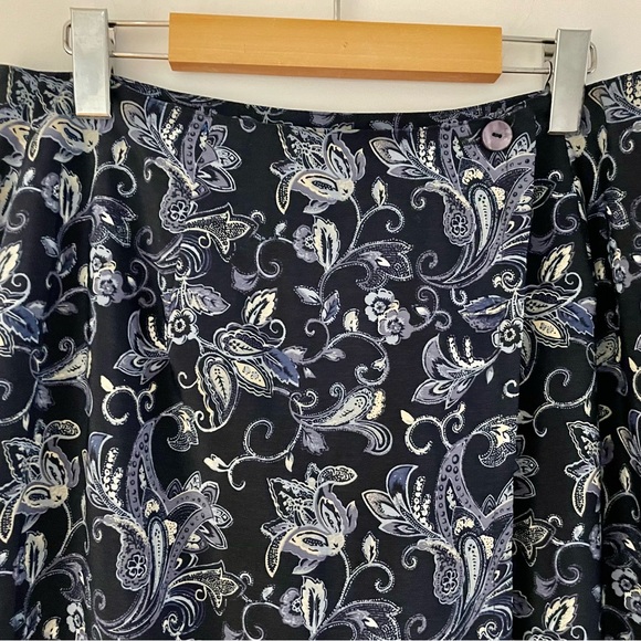 Beautiful Gloria Vanderbilt blue floral skirt - Picture 4 of 8